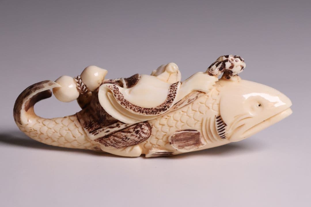 時代 堤物 根付 置物 天然素材 鯉乗寿老人 在銘 峰山 牙 彫刻【CM278