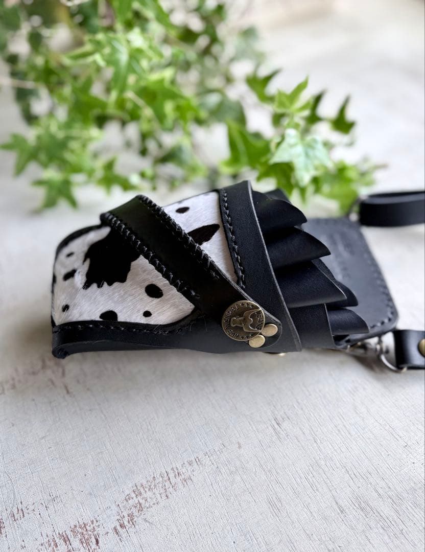 ヌメ革ブラック、ハラコカウのシザーケース - メルカリ