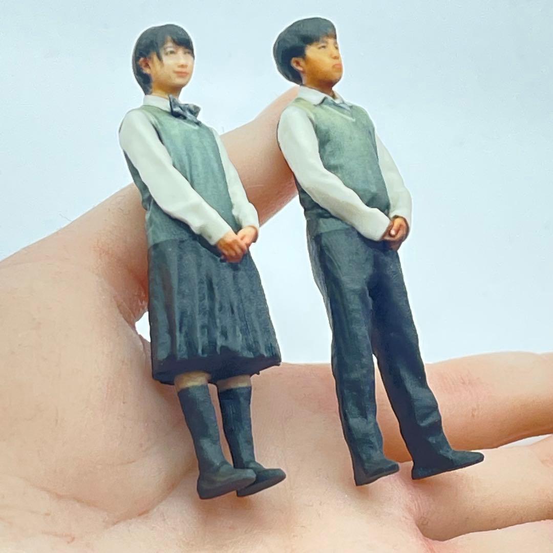 1/24 高校生男女　フィギュア二体　完成品　1/64より大　ミニチュア
