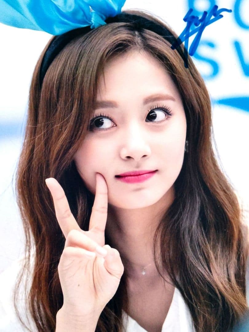 ツウィ直筆サイン入り2Lサイズ写真…Tzuyu…TWICE…⑮ - メルカリ