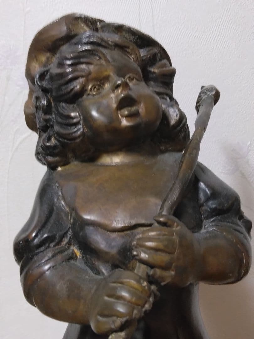 ブロンズ像 旗を持って行進する少女