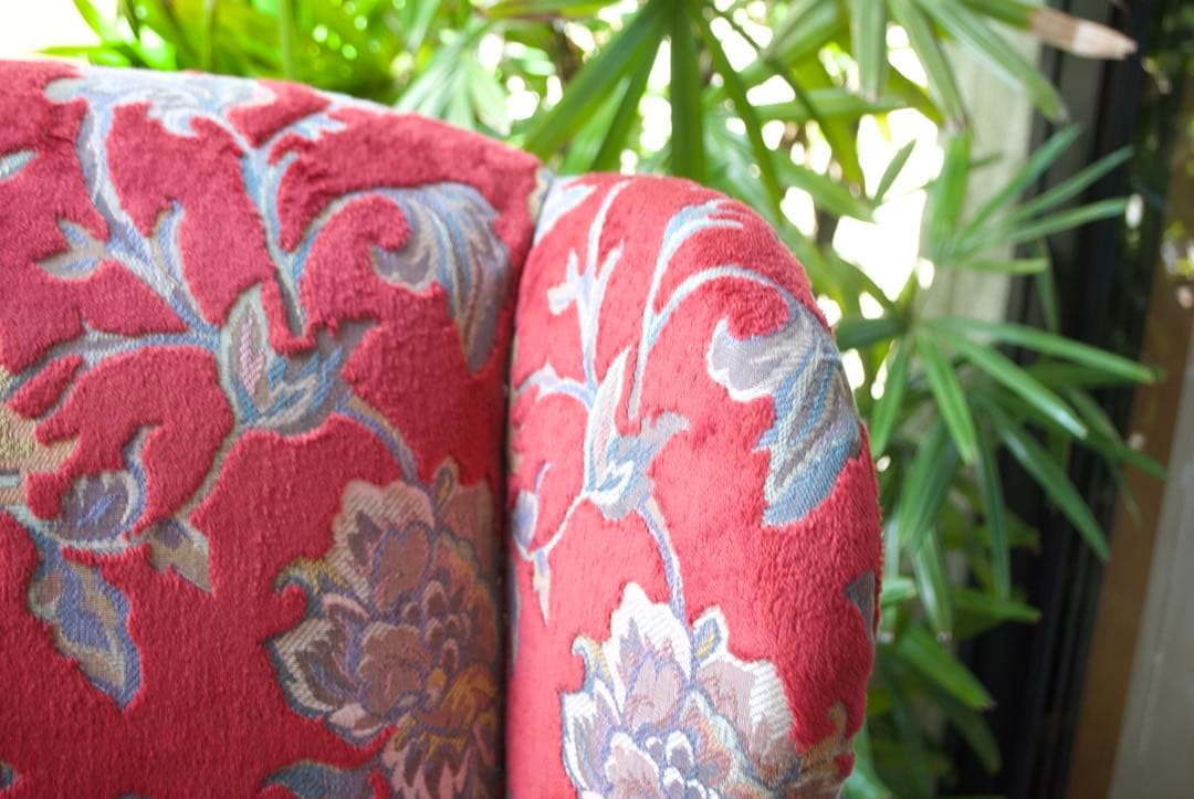 赤い花柄のクラシカルなウィングバックチェア。存在感がありインテリア