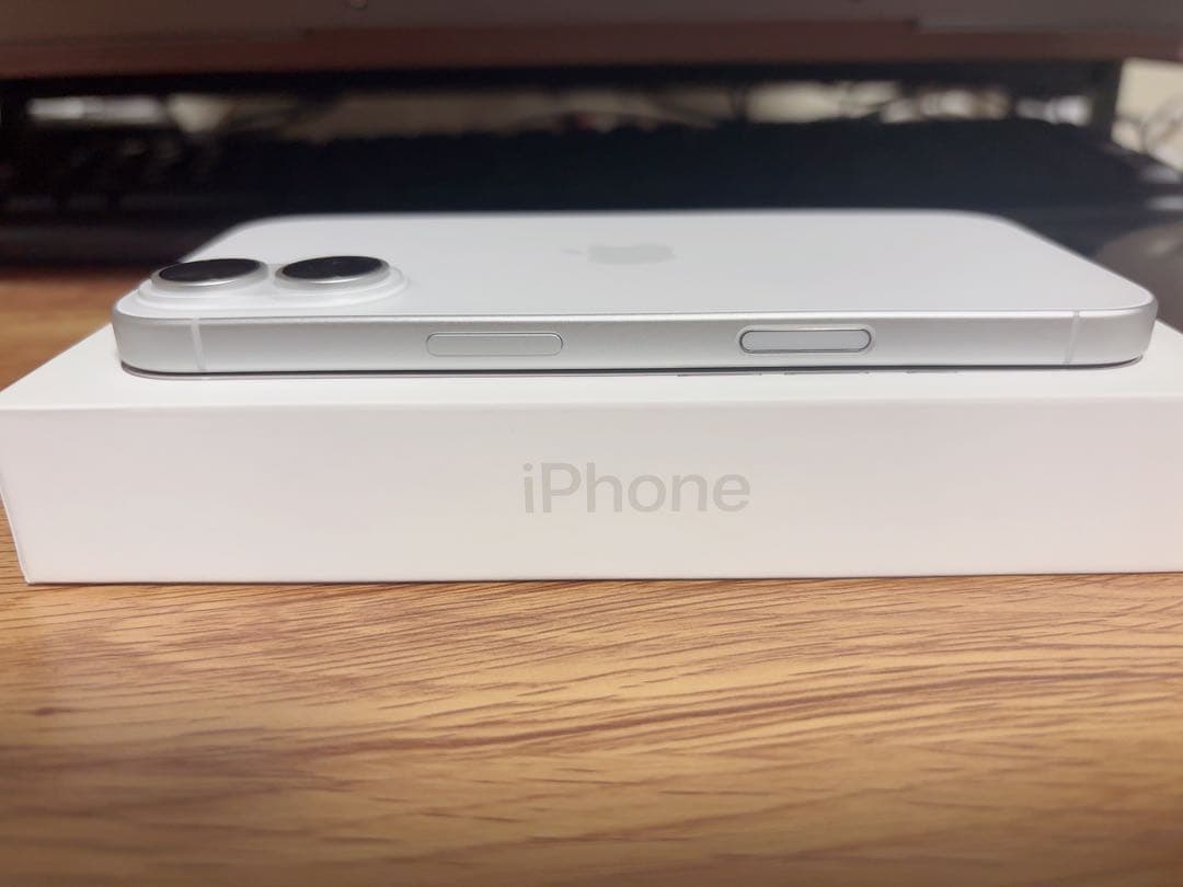 Apple iPhone 16 本体　128GB SIMフリー　充電5回のみ