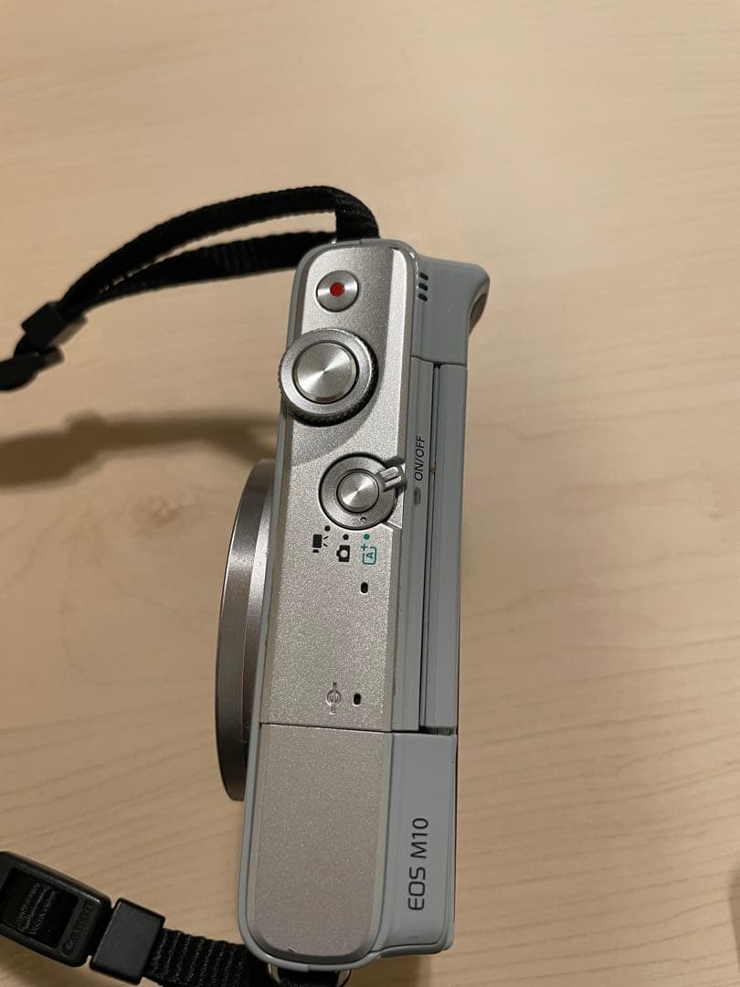 カメラミラーレス　Canon EOSM10