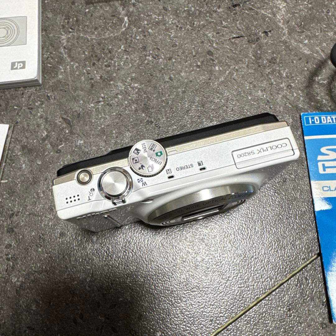 超美品　付属あり　Nikon COOLPIX S8200 ホワイト