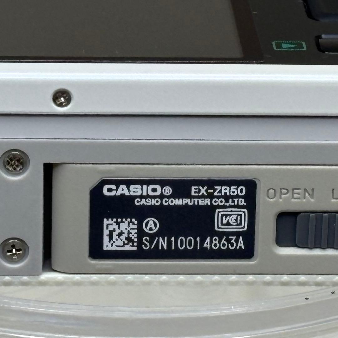 美品　CASIO カメラ　EX-ZR50 充電器　箱　ホワイト　コンデジ　動作品