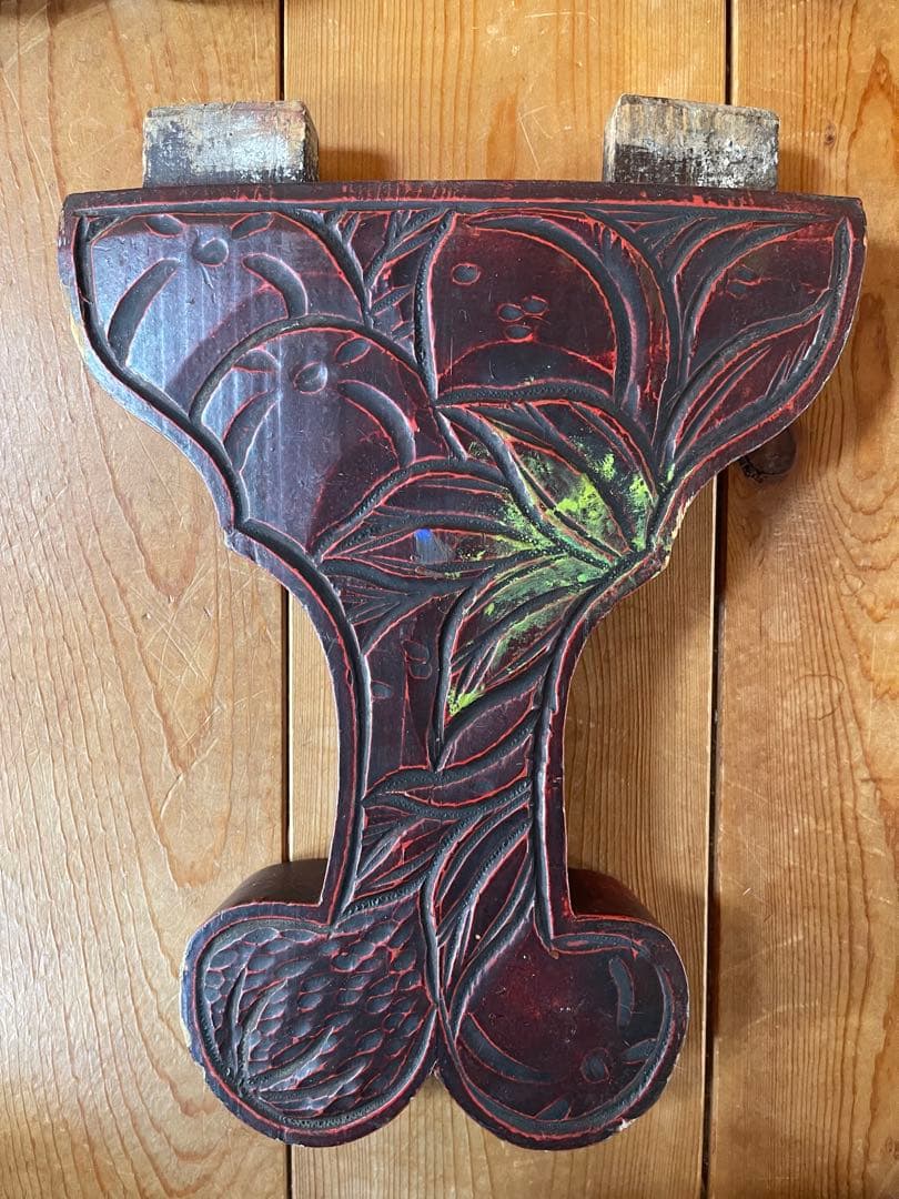 丸いローテーブル 植物文様 浮き彫り