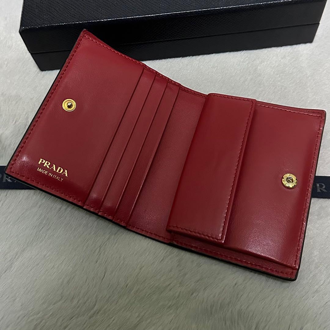 PRADA プラダ 折り財布 ゴールドロゴ シボ革 バイカラー 赤 黒 - メルカリ