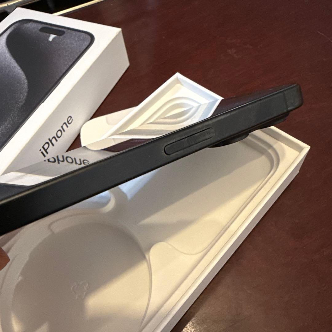 【美品】iPhone 15 Pro 256GB ブラックチタニウム