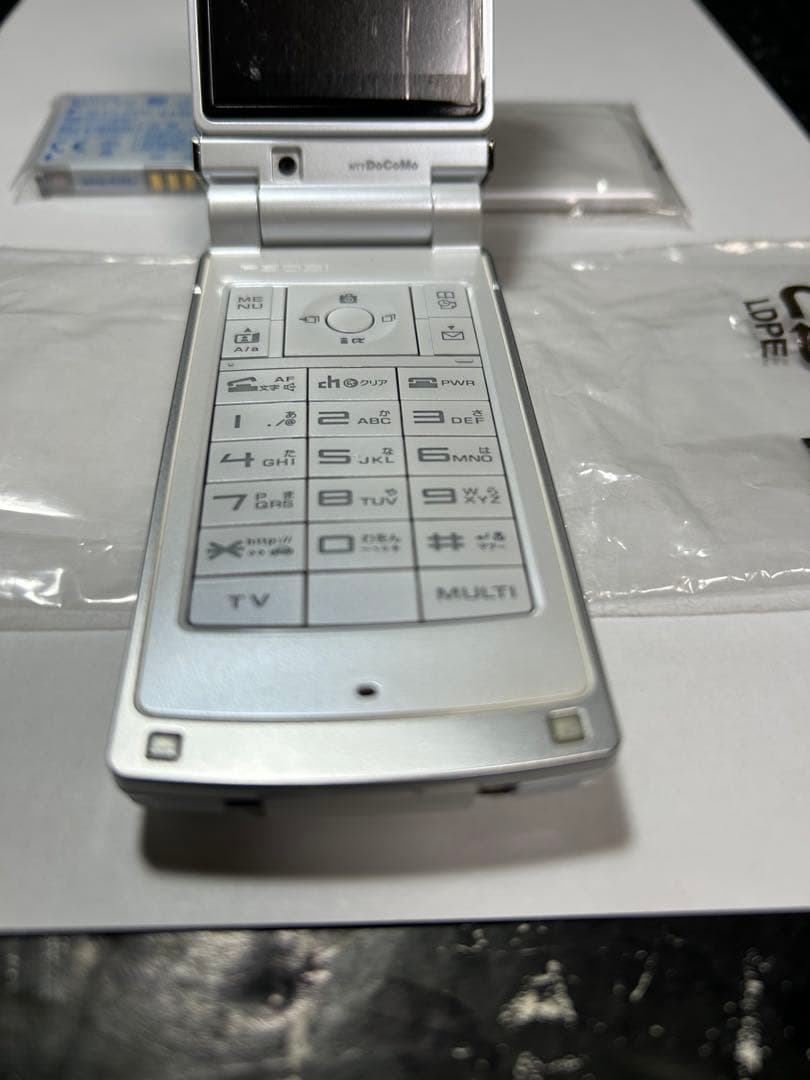 NTT ドコモ　F905i パールホワイト