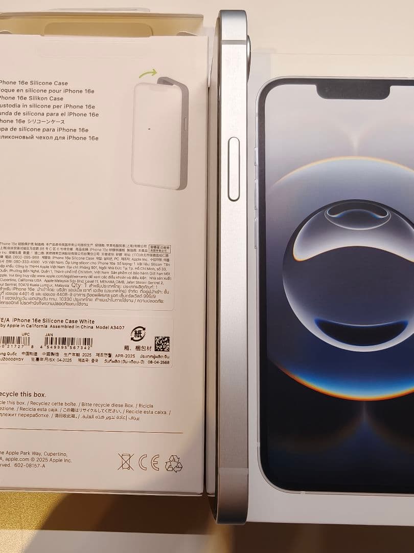 【美品】iPhone 16e 256GB 純正ケース＆Belkinフィルム