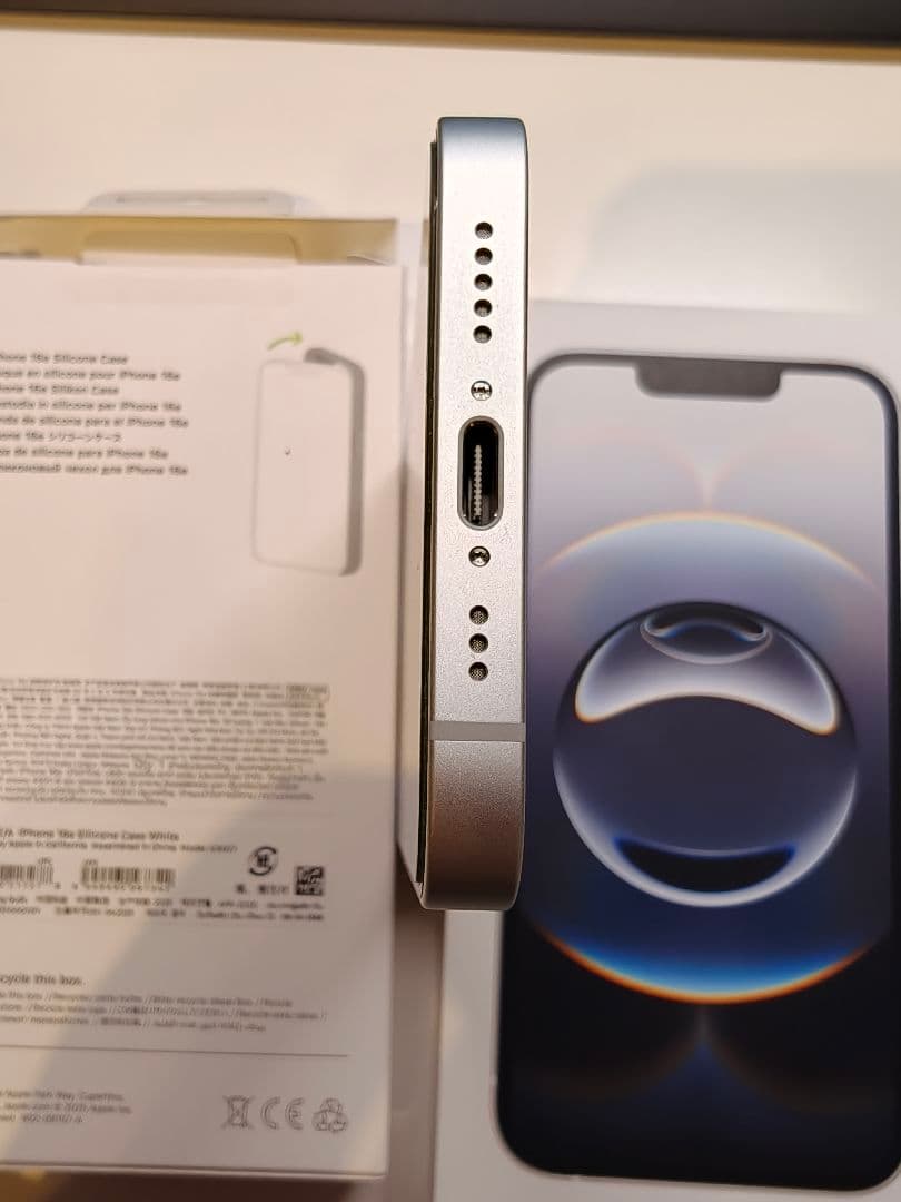 【美品】iPhone 16e 256GB 純正ケース＆Belkinフィルム