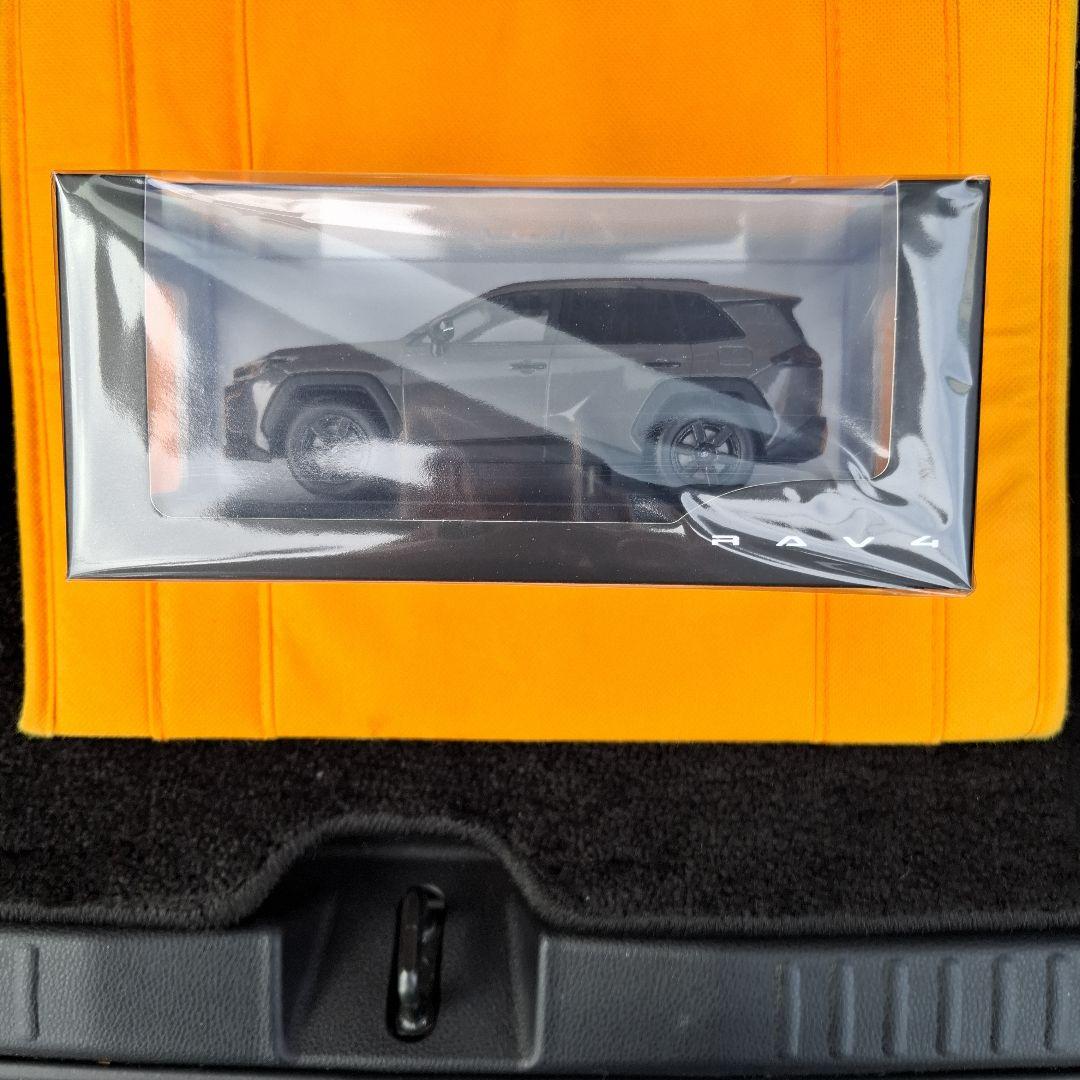 トヨタ新型RAV4 ミニカー1/30アドベンチャー　カラーアーバンロック未開封 1/30 トヨタ 新型RAV4 アドベンチャー Adventure 最新モデル 非売品