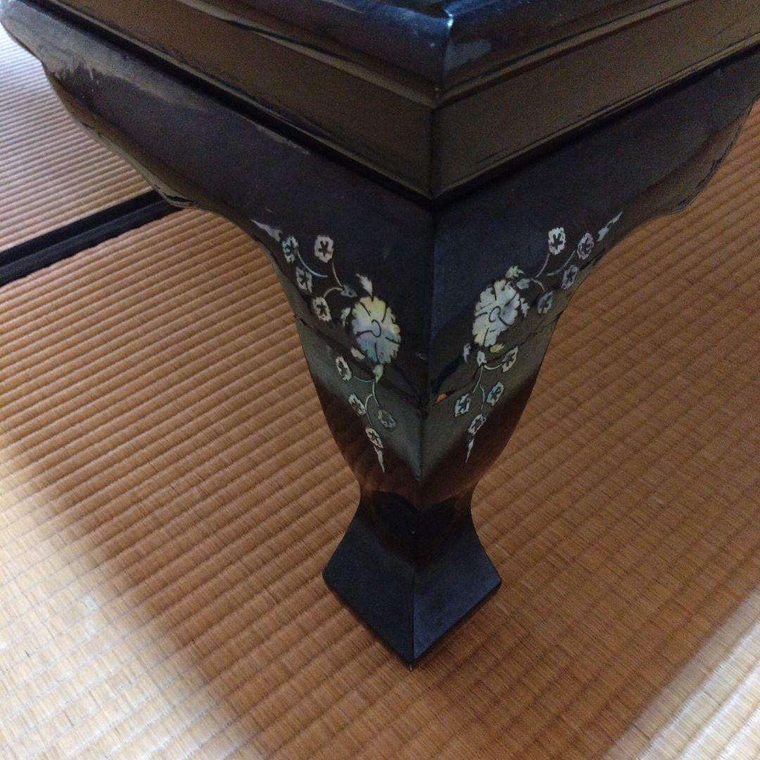 黒うるし地」に「螺鈿細工（らでんざいく）座卓」「高級」「和室