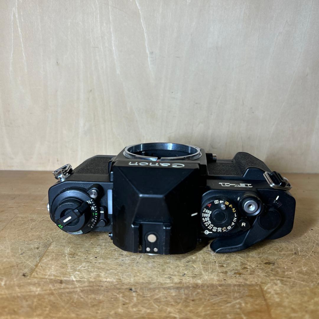 Canon F-1 ボディー　フィルム巻き取り軸下部欠けあり　他完動極美品