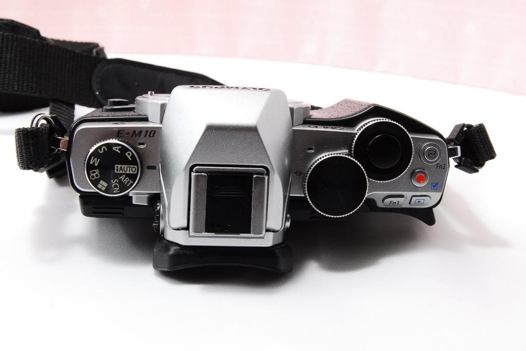 〓訳あり品〓電動ズームレンズ付♪オリンパス E-M10 Wi-Fi機能搭載