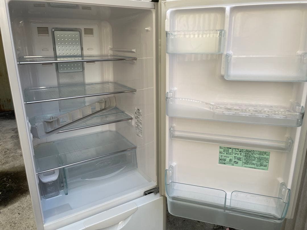 近隣配達可能　割と綺麗　HITACHI 300L 3ドア冷蔵庫　R-S30YMV