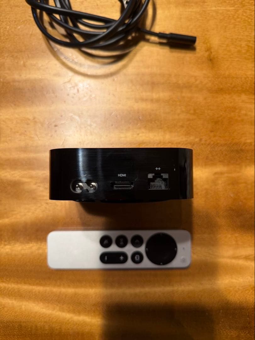 Apple TV 本体 + リモコン + ケーブル