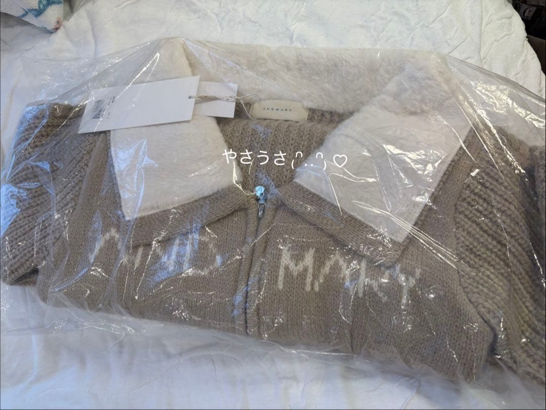 Mary logo zip tops beige ♡ andmary - メルカリ