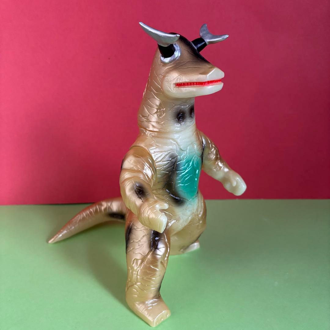 か*き様 ブルマァク　怪獣シリーズ エレキング　蓄光ゴールド ガチャガチャ通販の「ガチャガチャ王国」|商品詳細 ブルマァク 怪獣