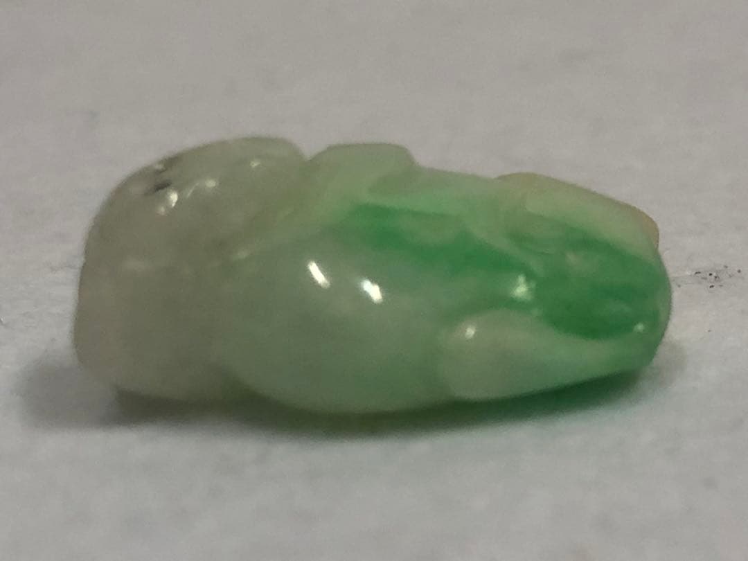 翡翠 (ジェダイト) 白猿 桃の実 根付 中国美術 - karlan-architects.com