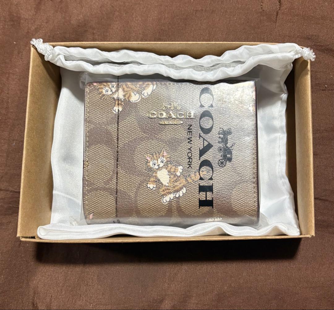 新品未使用 COACH 二つ折り財布 猫デザイン 新品未使用 COACH コーチ 猫柄 折り財布 ダンシング 子猫 プリント二