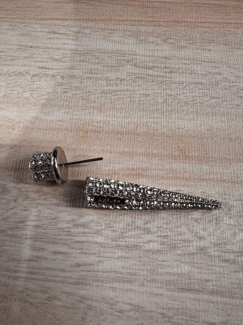 新品未使用 AMBUSH スパイク型クリスタルピアス(片耳用) - メルカリ