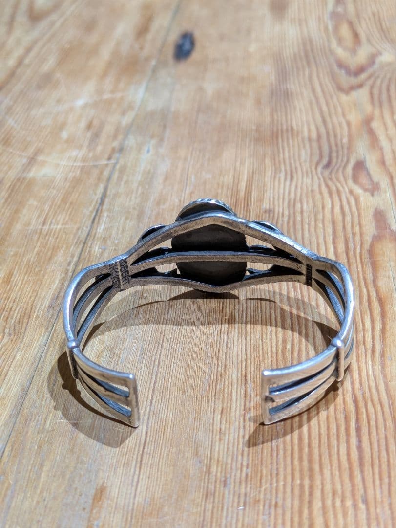 ナバホ ホワイトバッファロー サンドキャスト バングル - メルカリ