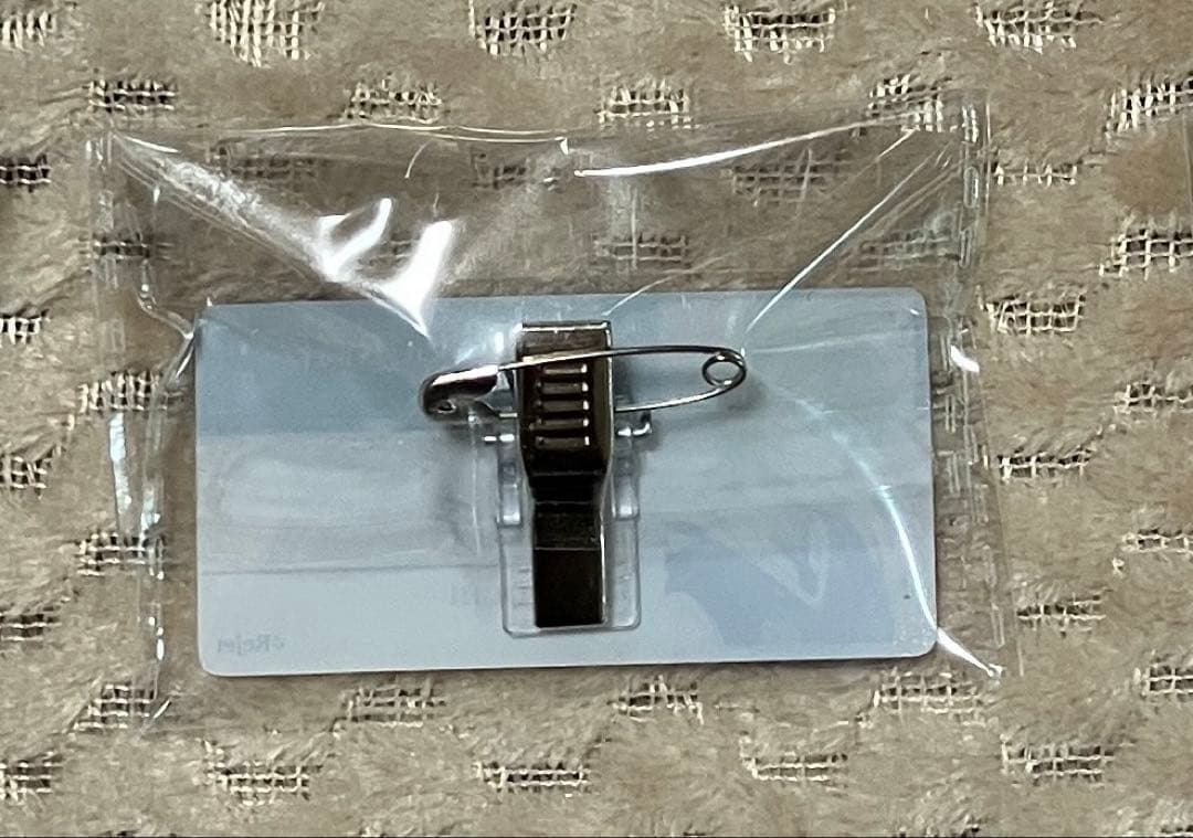 ディアヴォーカリスト 69'in 名札風アクリルバッジ モモチ - メルカリ