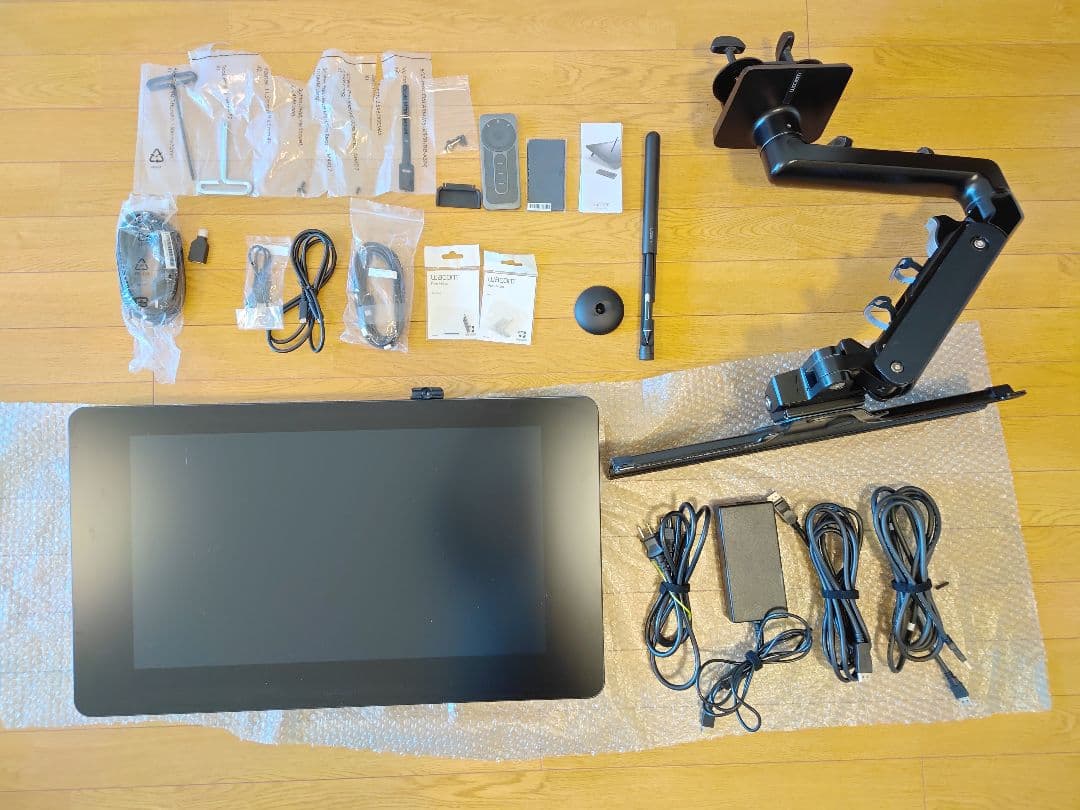 Wacom Cintiq Pro 24 DTH-2420 Flex Arm付き