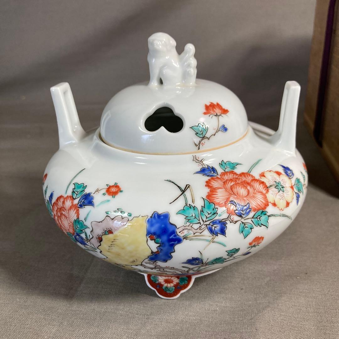 【柿右衛門】赤絵の伝統　名窯　人間国宝　十三代酒井田柿右衛門作　錦牡丹文　香炉 人間国宝 十四代酒井田柿右衛門 濁手『つつじ文花瓶』 - 国内外の優れ