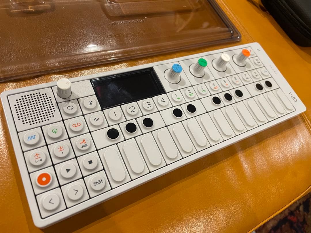 ジャンク品】Op-1 小型シンセサイザーteenage engineering