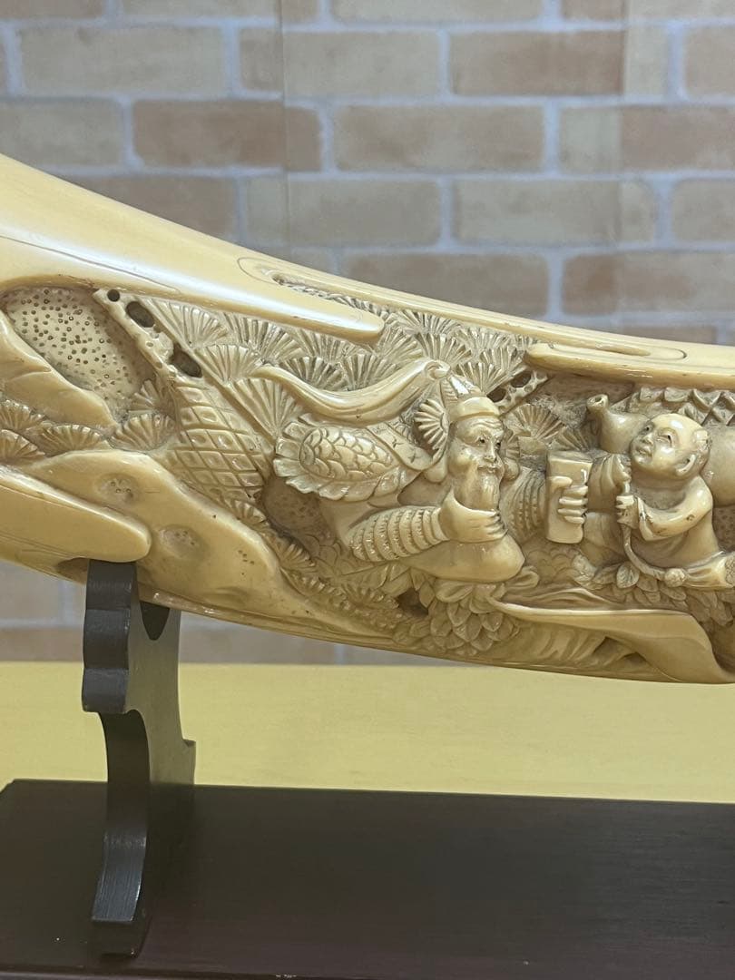 一本牙 象牙風レプリカ 置き物 長さ約81cm 置き台付 樹脂か練り物の