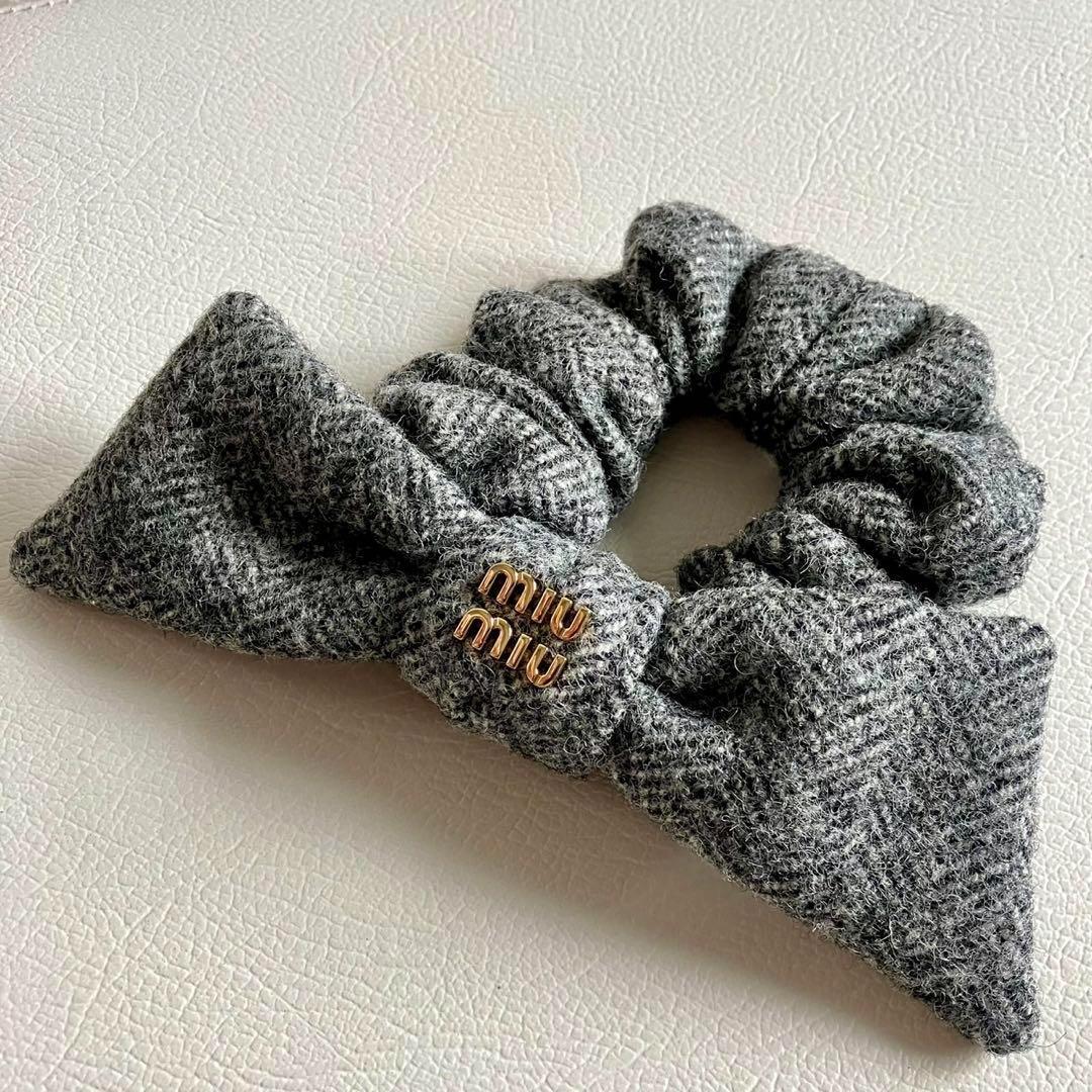 miumiu ミュウミュウ シェブロン ウール リボンシュシュ グレー ミュウミュウ24年冬ヘアアクセサリー、