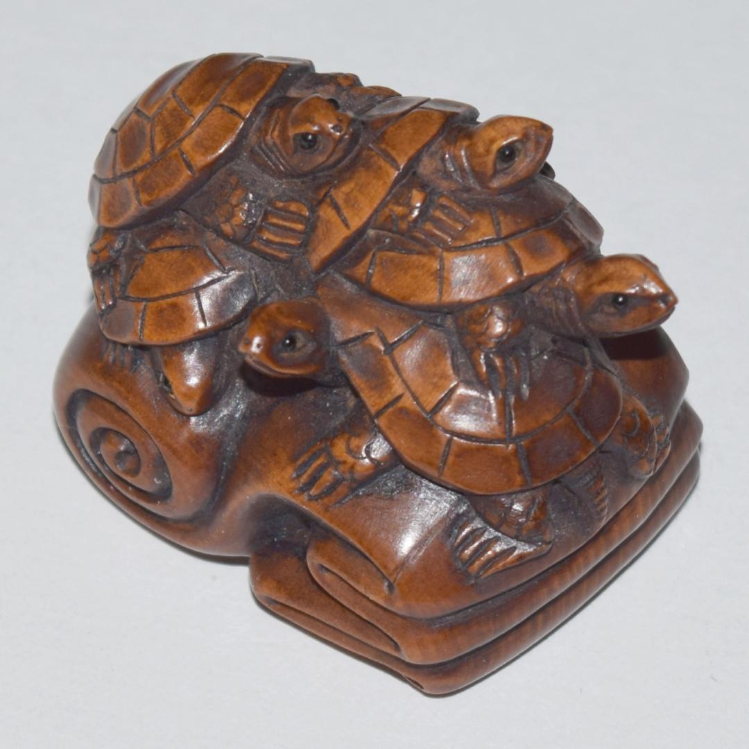 年代物 根付 五匹の亀 縁起物 柘植 「玉松」の作者銘あり - メルカリ