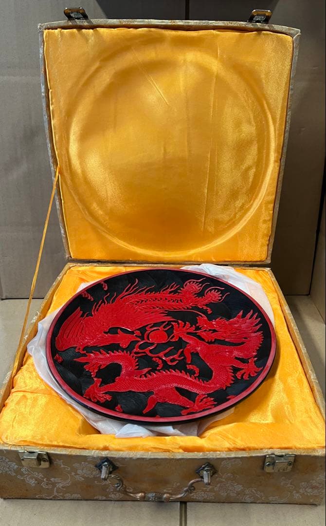 赤い漆器 龍と花の彫刻 皿 オブジェ 中国