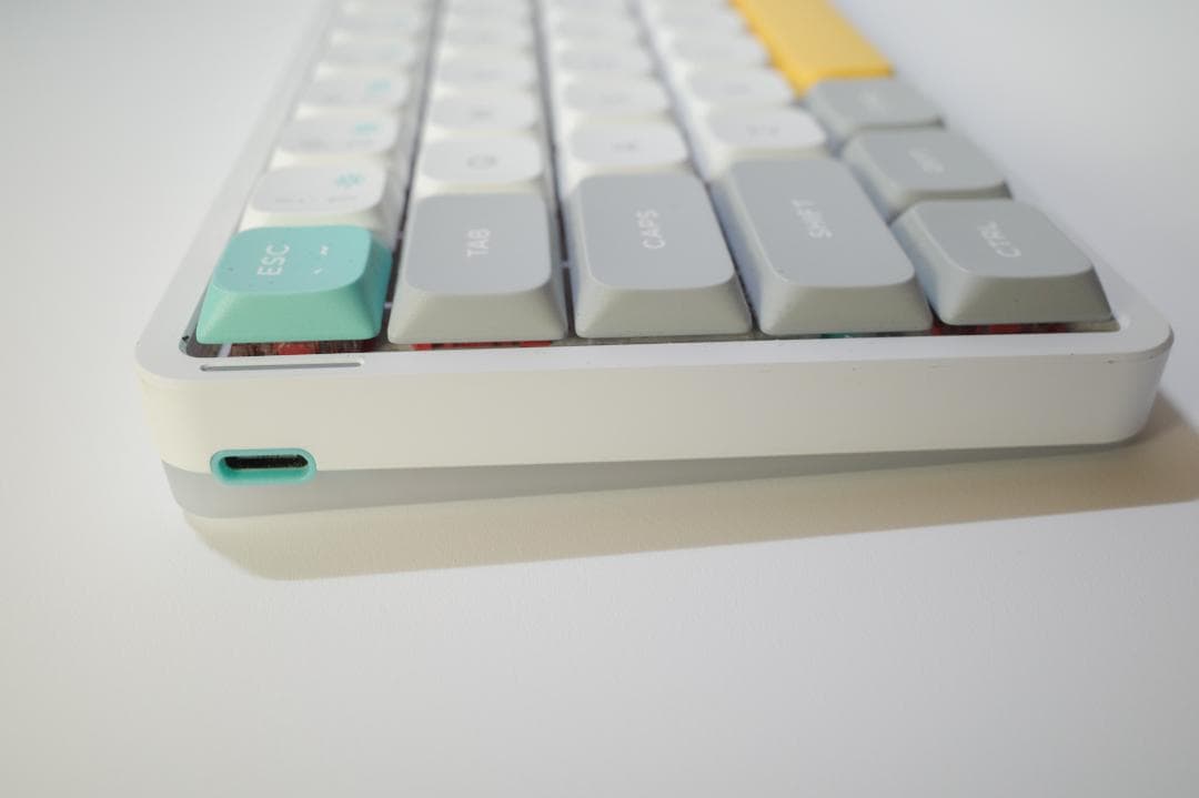 NuPhy Air60 V2 メカニカルキーボード（キーボードケース付き）