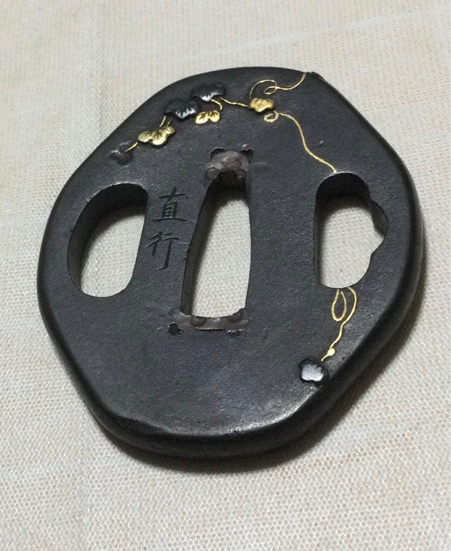刀装具　日本刀　骨董品　武具　金　象嵌　鍔　銘有 名工 直行 刀装具 日本刀 骨董品 武具 金 象嵌 鍔 銘有 名工 直行 金工 - メルカリ