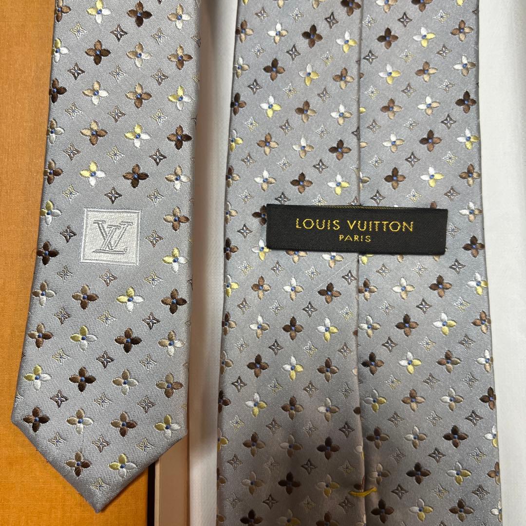 LV ルイヴィトン ネクタイ シルバー モノグラム 厚手 花柄 高級感 結婚