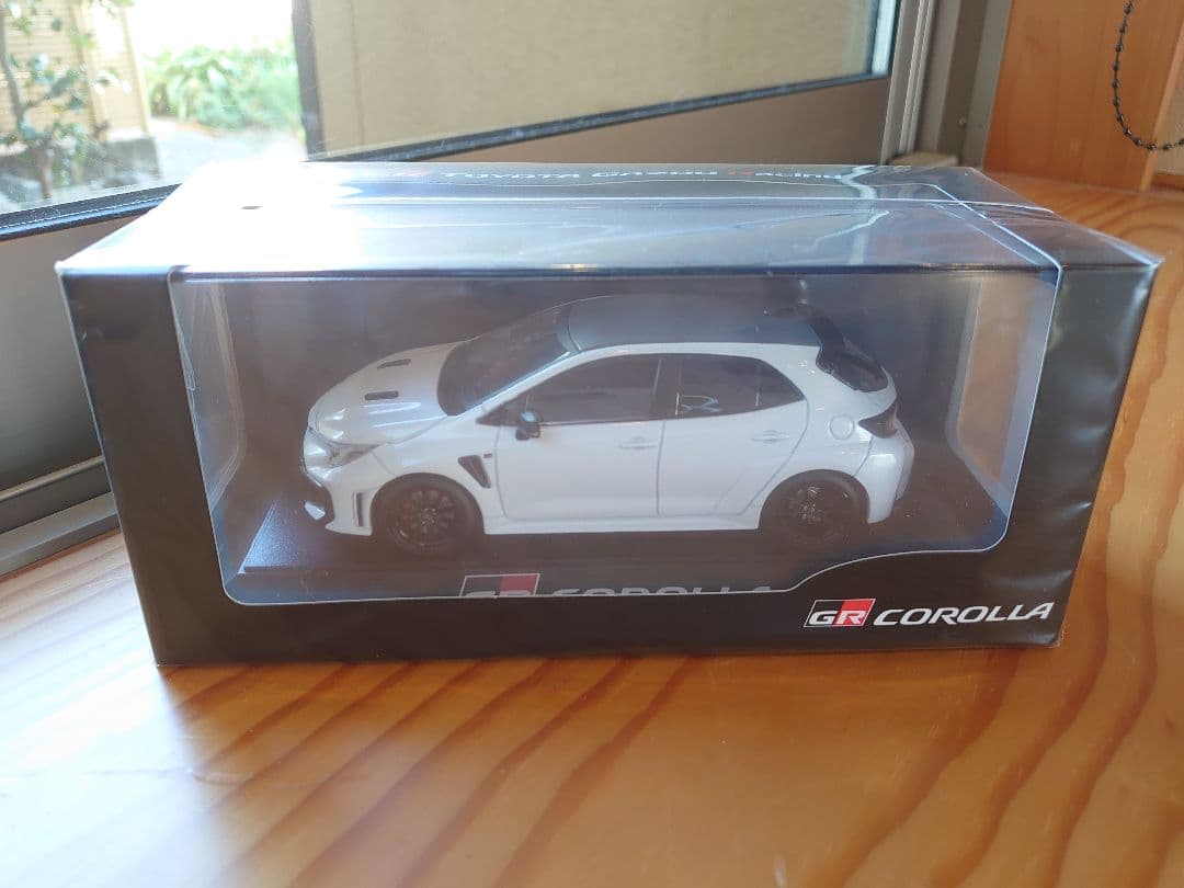 トヨタ GRカローラ カラーサンプル プラチナホワイトパールマイカ