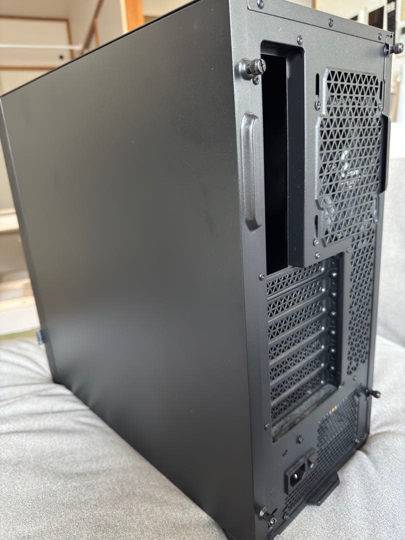 オシャレな電源付き静音PCケース　FRACTALDESIGN