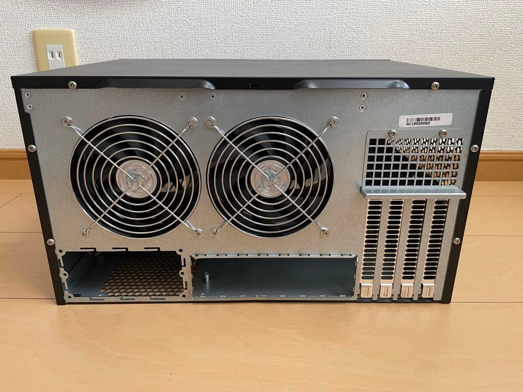 Silverstone SST-CS381B ホットスワップベイ12基対応