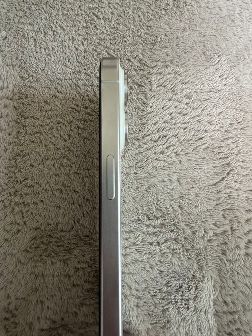 Apple iPhone 15 Pro 256G ホワイトチタニウム本体