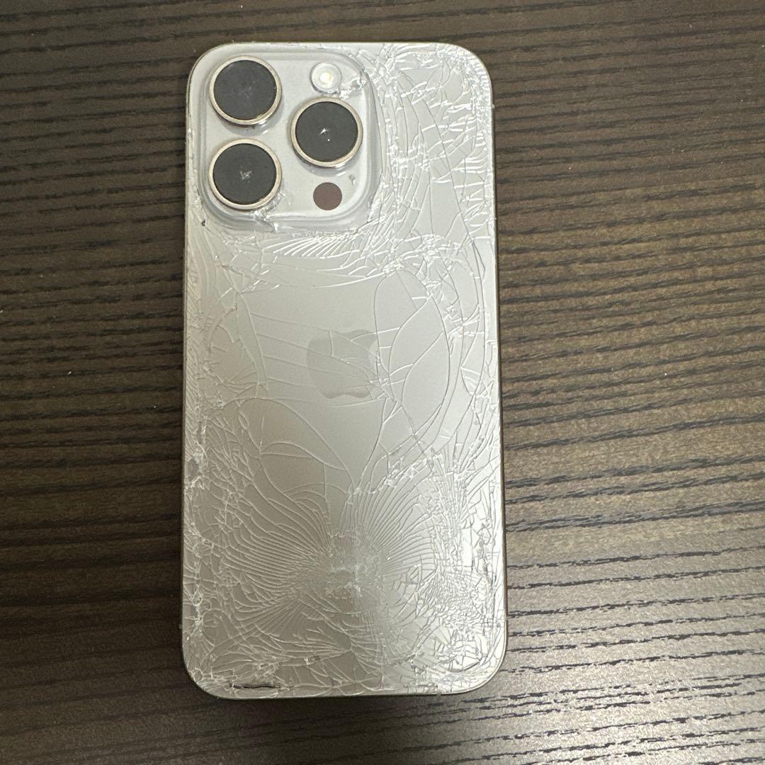 iPhone 15 Pro 画面割れ