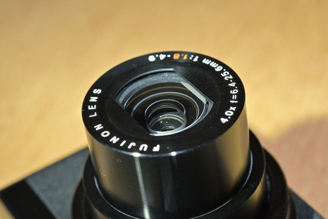 美品 FUJIFILM XQ1 コンパクトデジタルカメラ