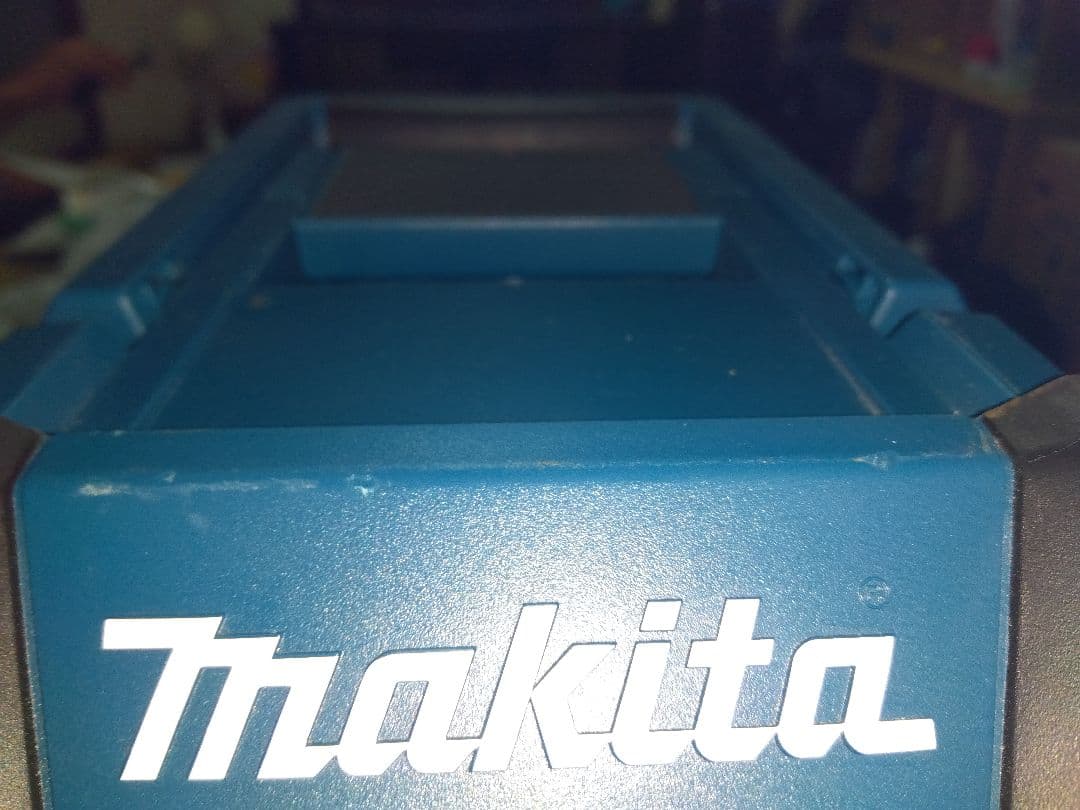 Makita MR002G 充電式ラジオ／Bluetoothスピーカー