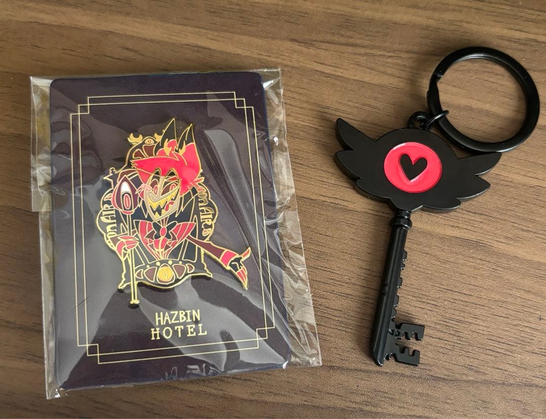 ハズビンホテル ピンバッジ 鍵キーホルダー - メルカリ