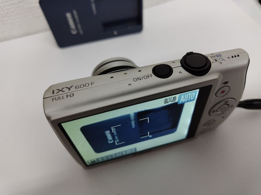 ゆ*な様 Canon IXY 600F シルバー デジタルカメラ 本体と充電器