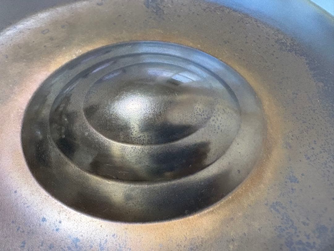 ブラックアンブレラのミュータントハンドパン F♯ローマニアンヒザズ