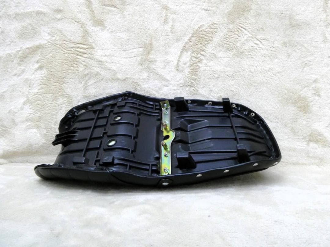 バリオス 2型 黒皮ボタン タックロールシート /GSX250FX あんこ抜き